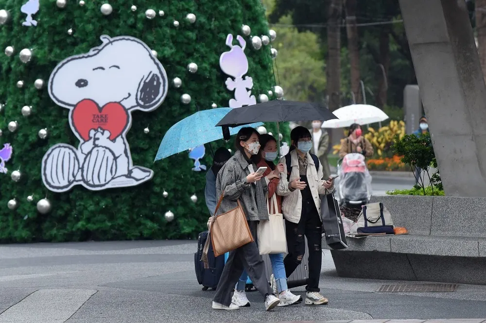 下班帶把傘！東北部今晚「雨神同行」　清明連假恐撞冷氣團