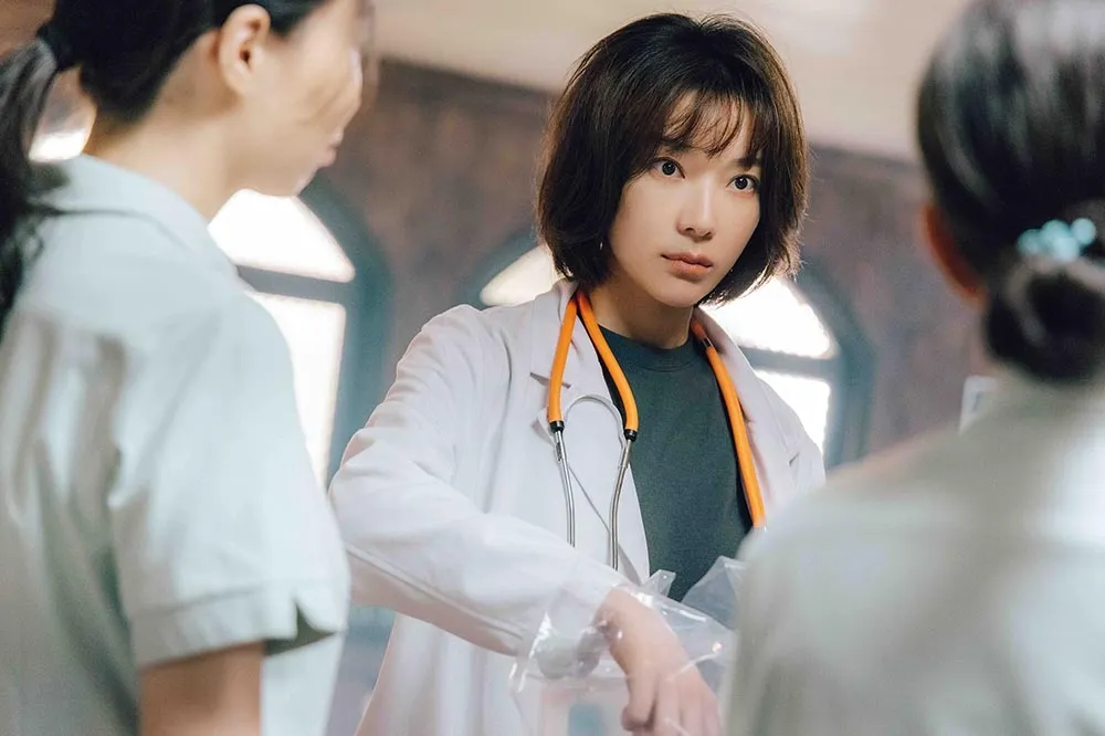蔡淑臻花3年練出醫生手　《村裡來了個暴走女外科》開刀畫面80％由自己上陣