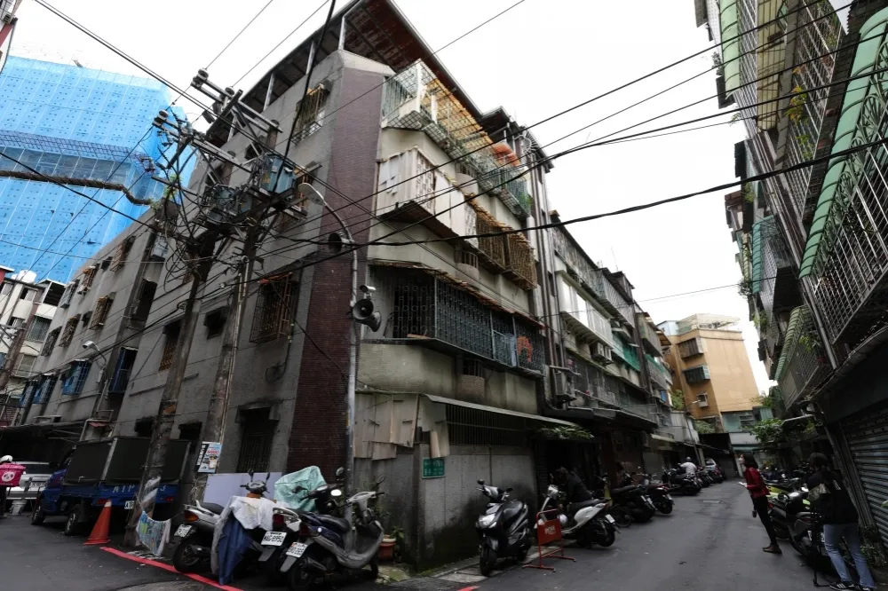 【新北+40】中和公寓群聚炸鍋　病毒殺進板橋、三峽校園