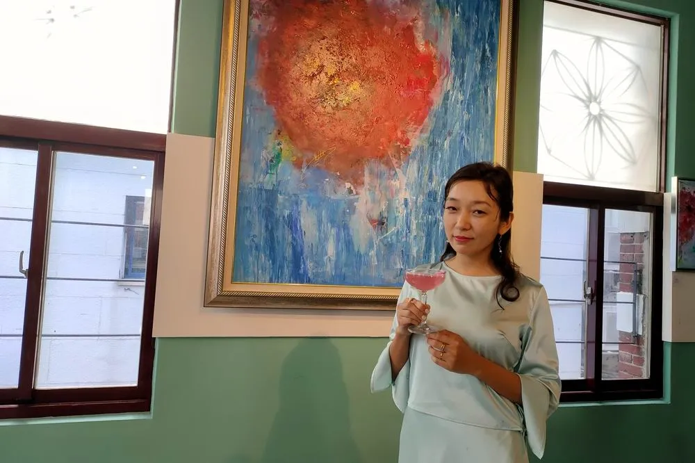 朱先仙首展「柯夢波丹」　在太陽餅博物館品味藝術的微醺