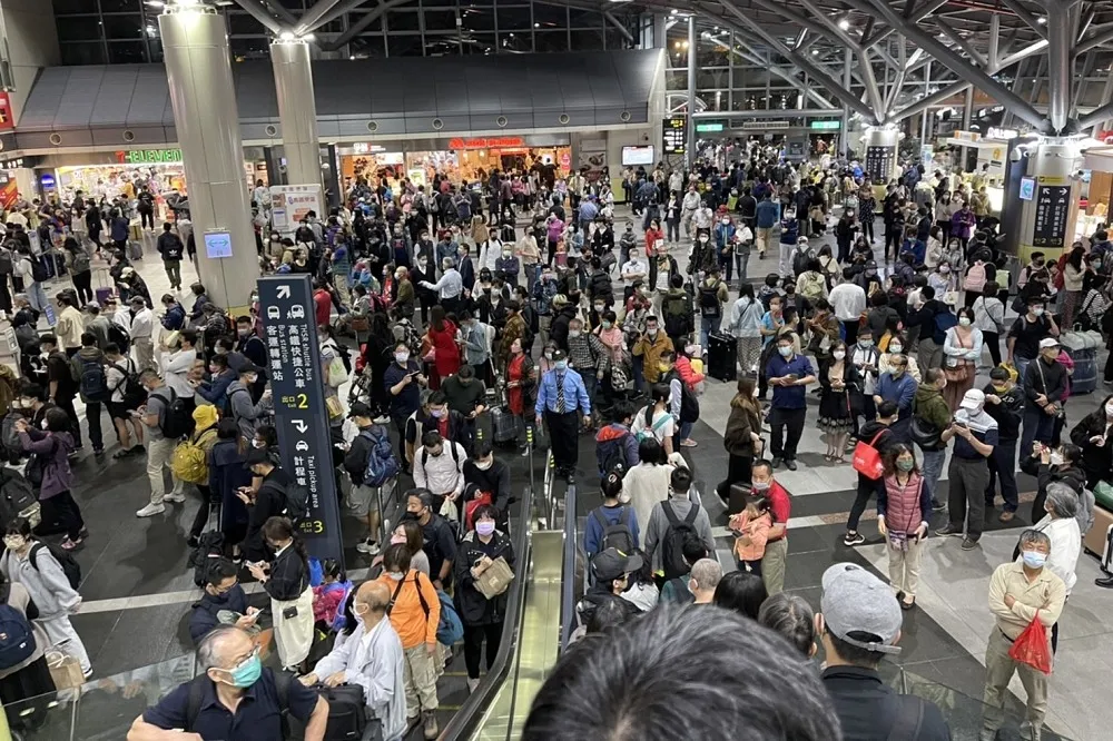 【炸鍋圖輯】高鐵台南—左營斷電停駛　返鄉旅客塞爆「比過年誇張」