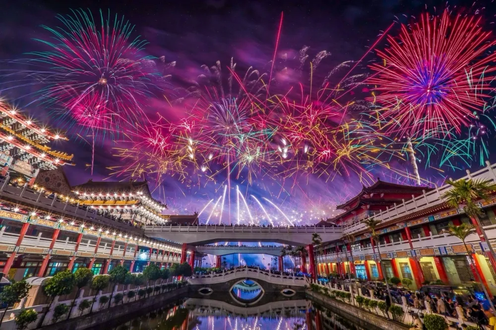【清明連假】2022 正統鹿耳門聖母廟煙火秀重磅登場！全球最大牌樓綻放「環繞式巨型花火」　還有十二門炸蜂炮、文創市集