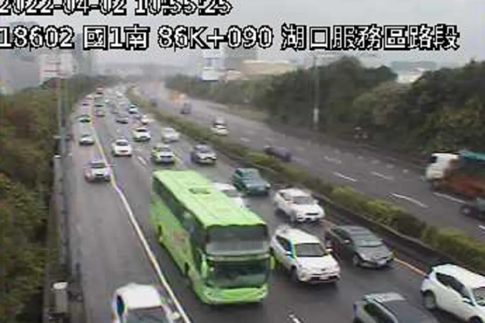 返鄉車潮塞爆！多路段龜速僅40km　中寮隧道5車追撞大回堵