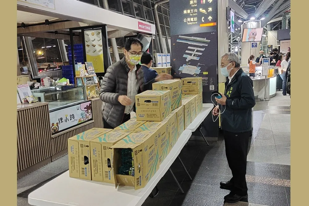臺鹽奧援百箱好水　關懷高鐵返鄉旅客
