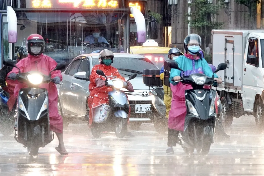 全台濕冷有感！北北基等10縣市大雨特報　專家曝天氣轉晴時間點