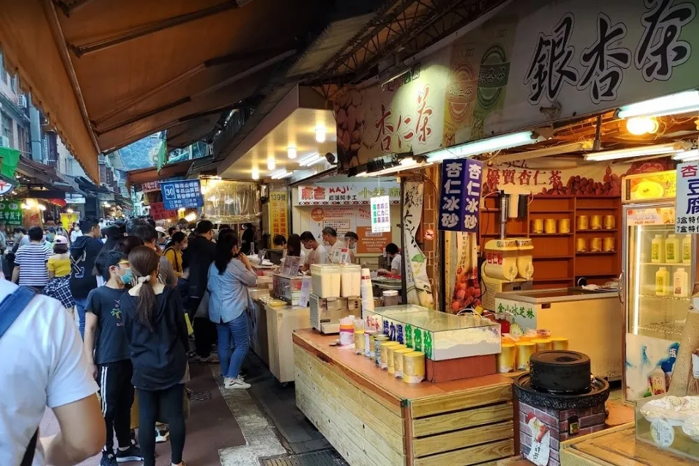 【連假玩瘋】不甩連4天本土破百　新北烏來老街、碧潭等4景點人潮塞爆