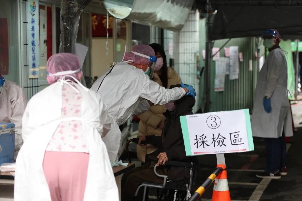 【新北+115】三峽體育老師傳播鏈累計破百　中和公寓群聚今增4例　