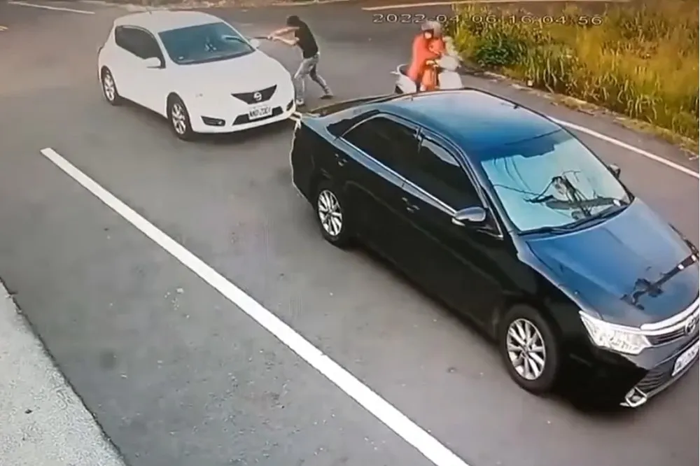 東港醋男球棒砸車反被撞！　連滾帶爬遭網友訕笑：屁孩遇上瘋子