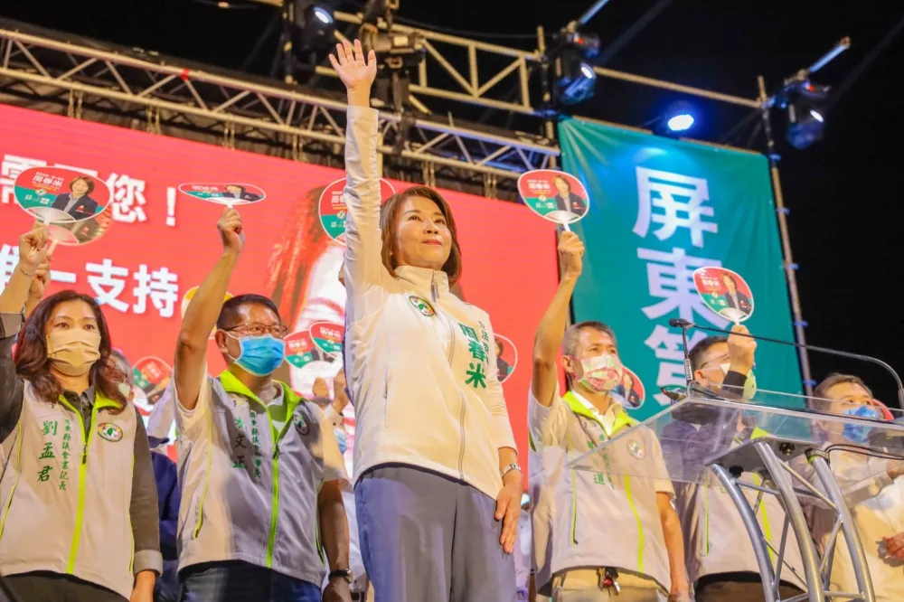 【屏縣長初選落幕】周春米獲藍綠相助勝出　未來要「母雞帶小雞」恐難為