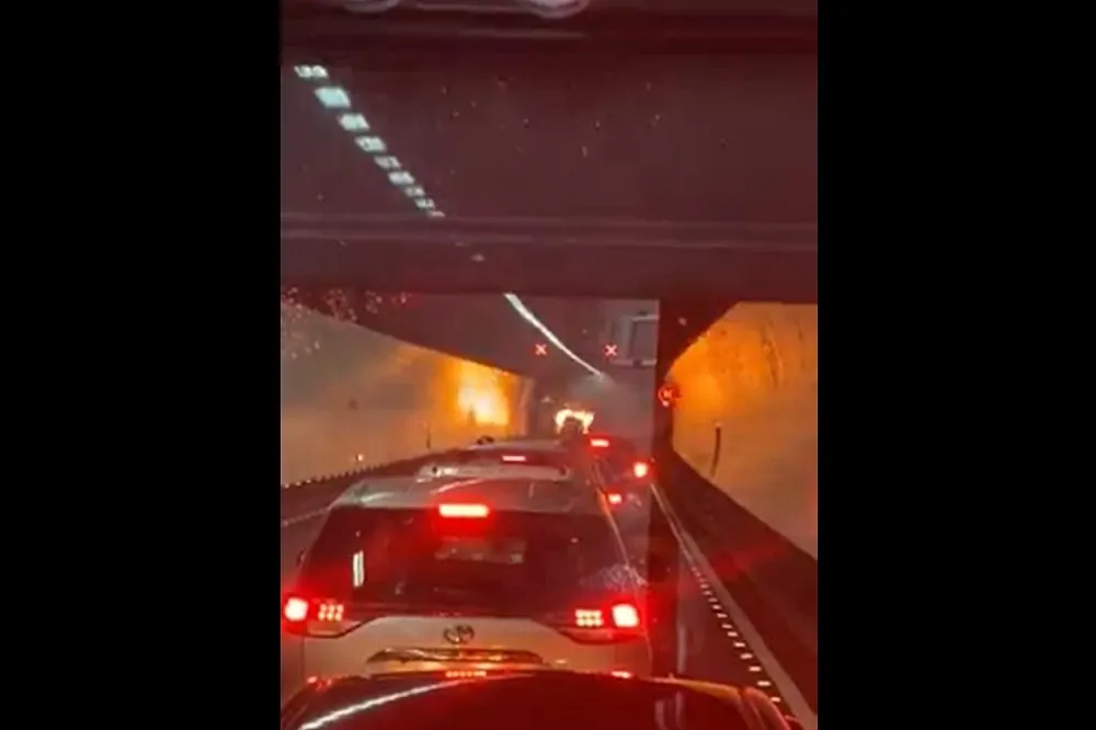 【有片】雪隧火燒車恐怖畫面曝光！　整輛車成火球、濃煙竄隧道
