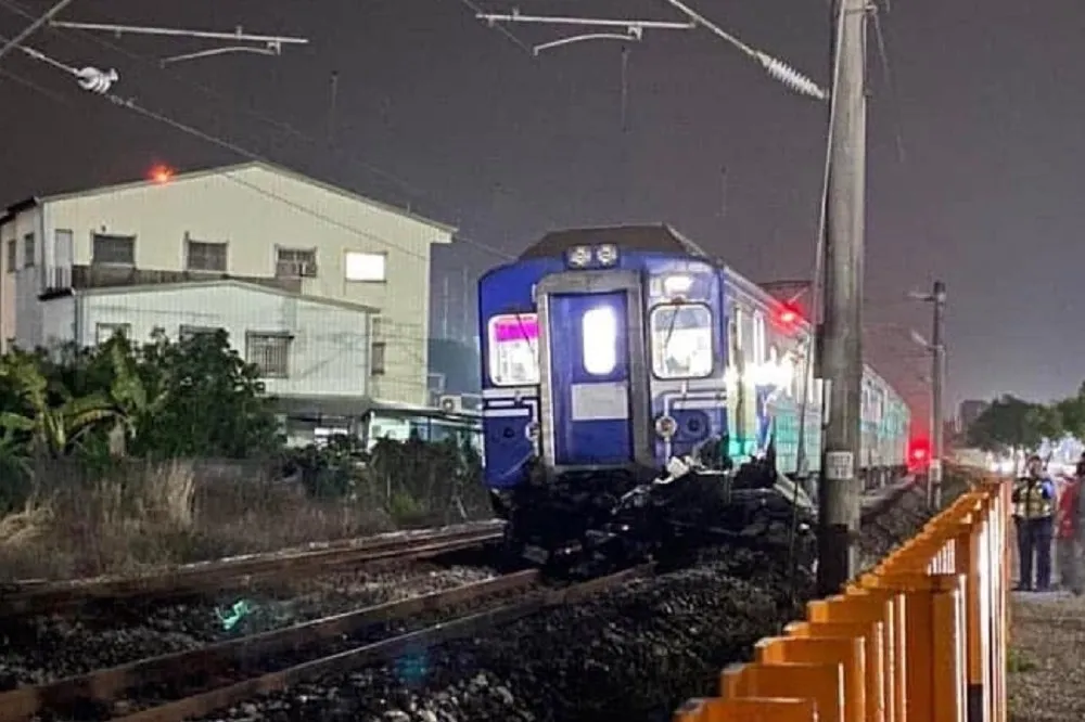 疑閃車失速噴飛鐵軌　小客車遭台鐵列車撞毀、駕駛身亡