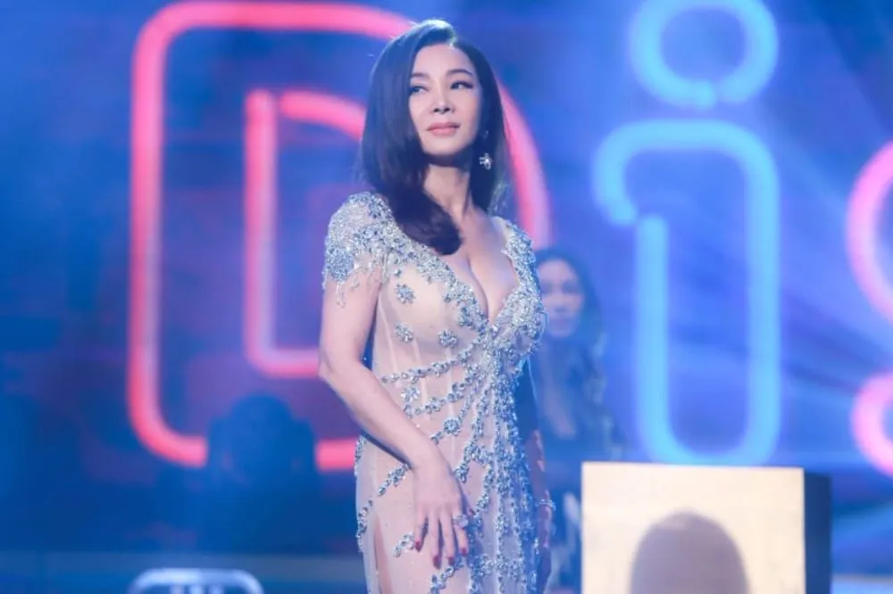 陳美鳳離婚6年秀鑽戒認有新歡　下月開唱備3套華服重現「藍寶石」秀場風光