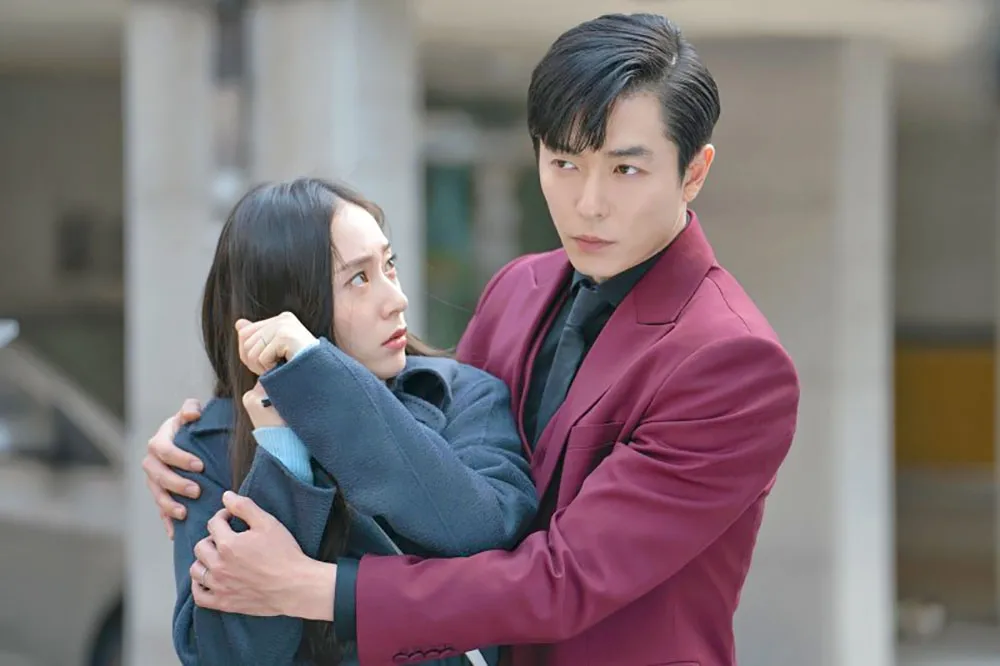 【撒狗血救收視】韓劇《瘋狂愛上你》金材昱談情被痛毆　Krystal拿信封袋搧巴掌超興奮