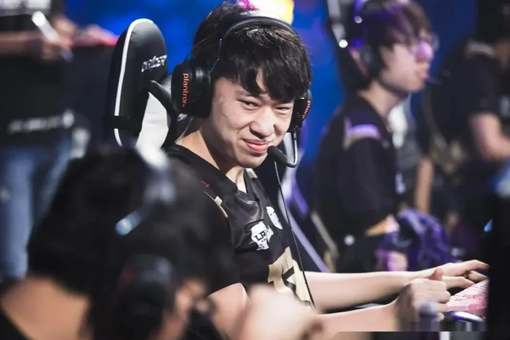 好男人代表？《英雄聯盟》RNG 小虎遭前女友爆料　劈腿、墮胎等惡劣行為遭網友炎上
