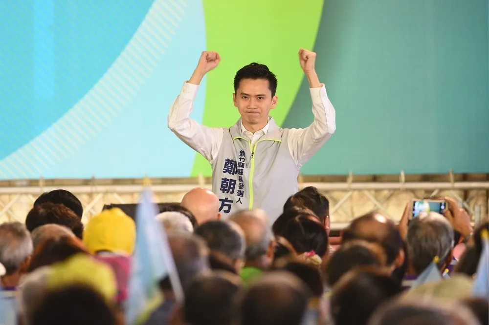 綠營竹縣活棋！鄭朝方傳遷籍竹北戰市長　勤跑大樓+掛看板引揣想