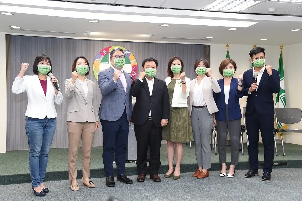 顏值+能力雙刀流！民進黨發言人戰隊再添5猛將　林錫耀讚男帥女美