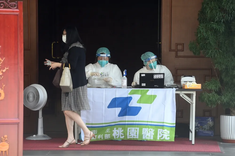 【快訊】本土+874、境外+108　疫燒19縣市「新北360例最多」