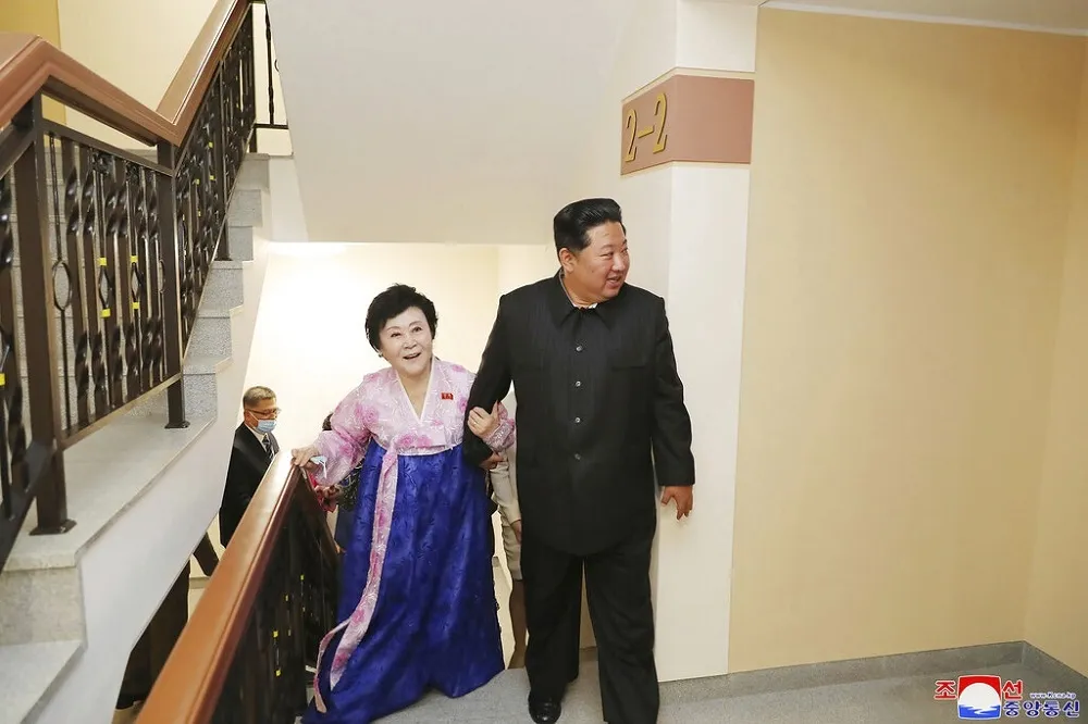 金正恩送國寶主播李春姬豪宅　還拉手嗨看屋　