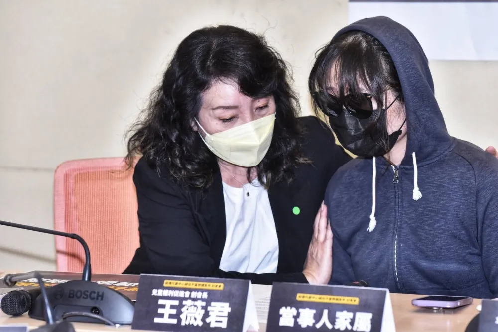 板橋托嬰中心「悶口鼻×腳狠踩」虐嬰致死　母泣訴：根本殺人兇手！