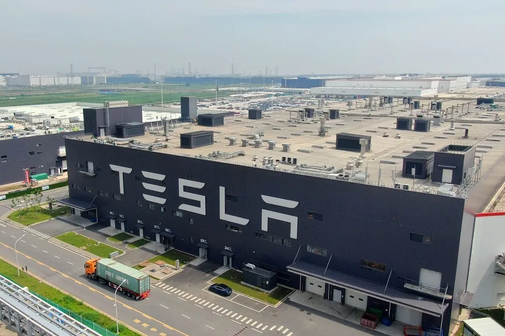 特斯拉上海廠拚復工　備好睡袋要員工留宿「閉門造車」