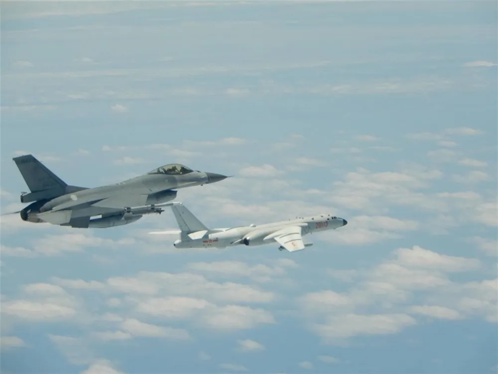 解放軍派11架次戰機擾台　2架轟6侵入南方及東南空域