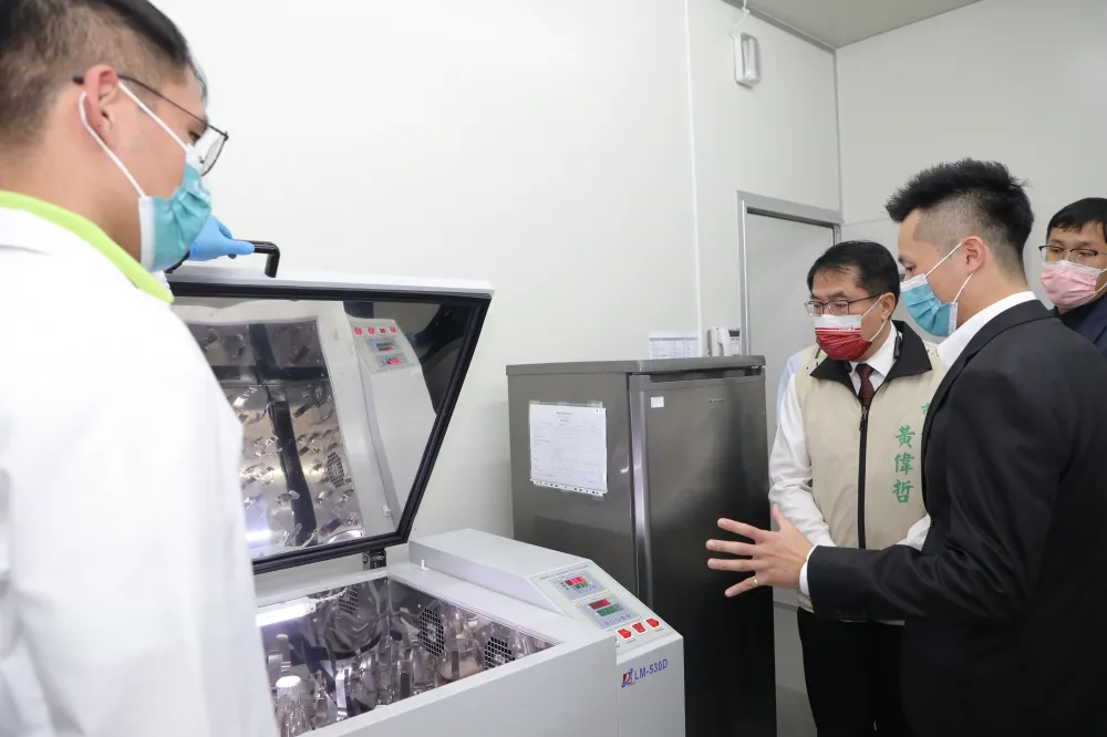 快篩試劑需求驟增 黃偉哲視察快篩試劑原料廠