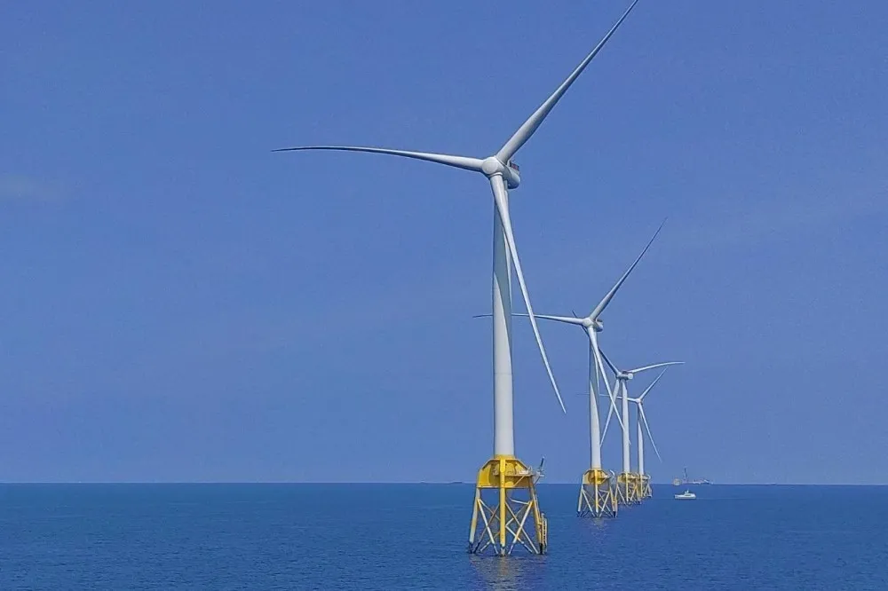 全台規模最大！沃旭能源大彰化西南離岸風場　首座風機投入發電