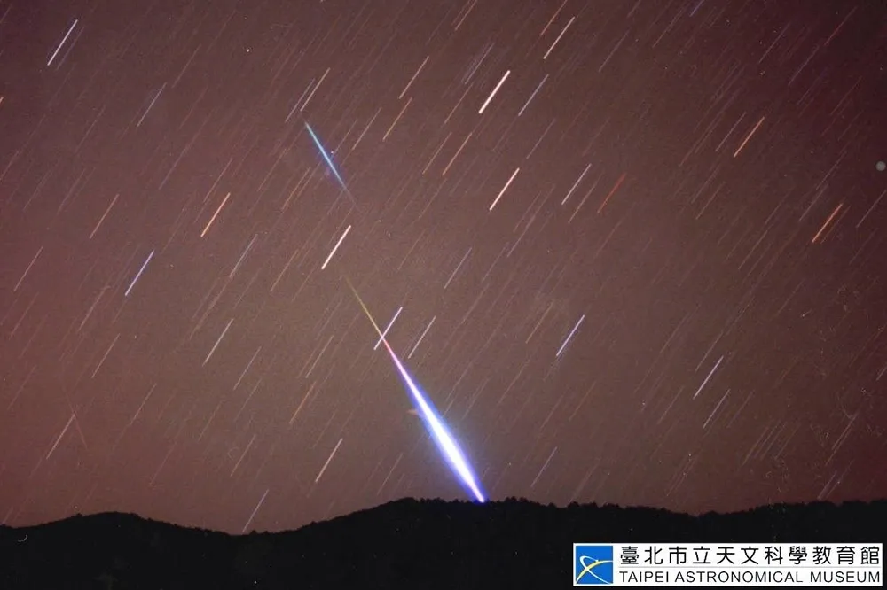天琴座流星雨來了！每小時18顆　陽明山爆人潮、實施彈性交管