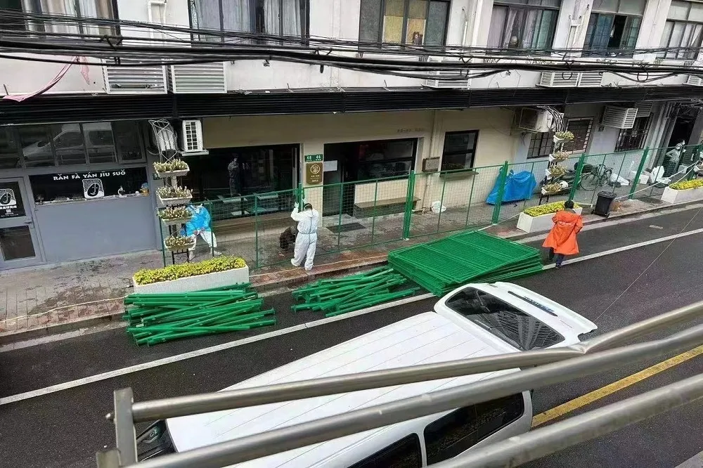 上海防疫再出招　架設2公尺高綠色柵欄圍住民宅