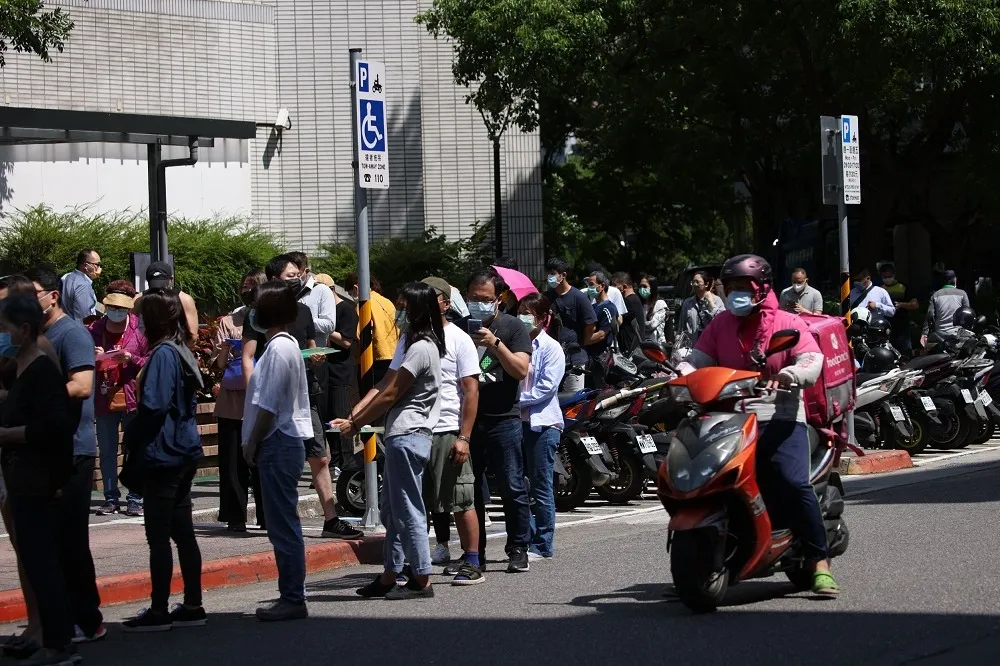 雙北醫院快擠爆！採檢人龍排整天　醫師疾呼這兩類人不要去