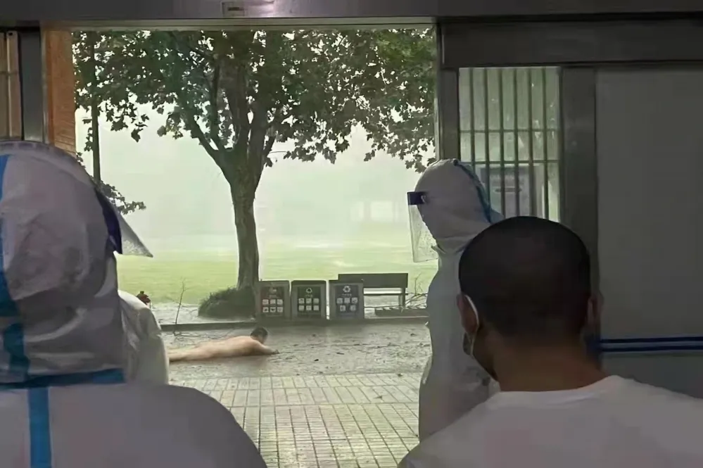 【52死創新高】上海暴風雨吹垮方艙淋浴間　確診裸男趴地沒人救