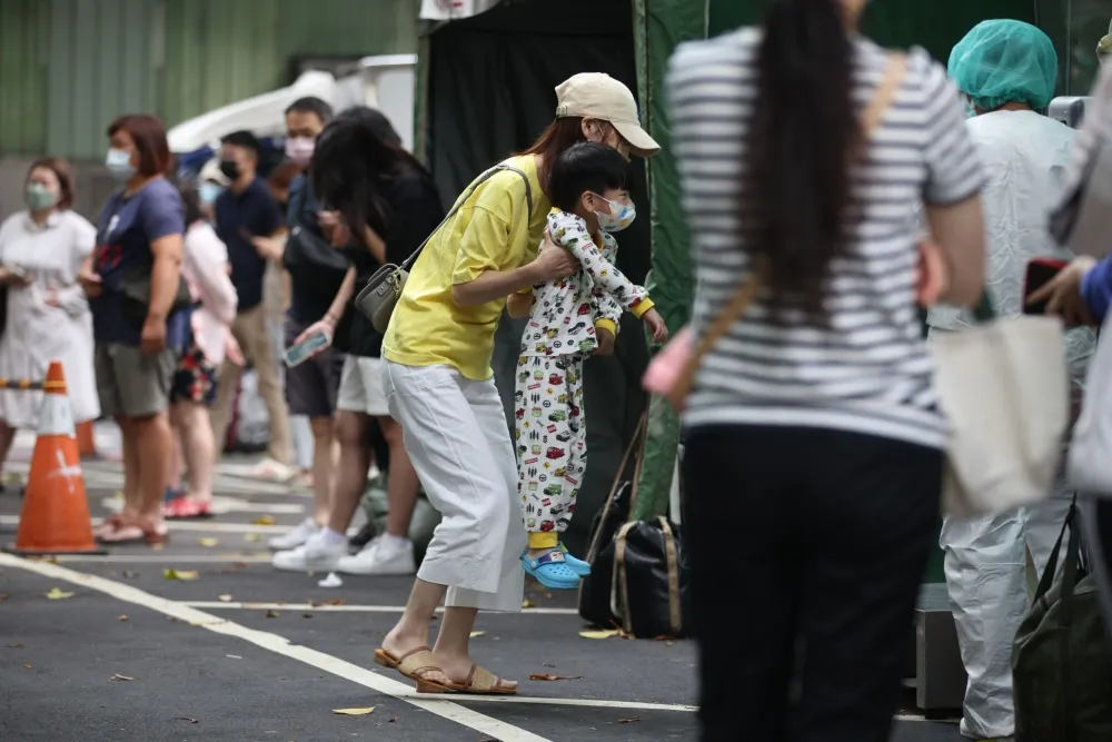 【快訊】本土爆發8822例！死亡1+1人　今起簡訊實聯制取消