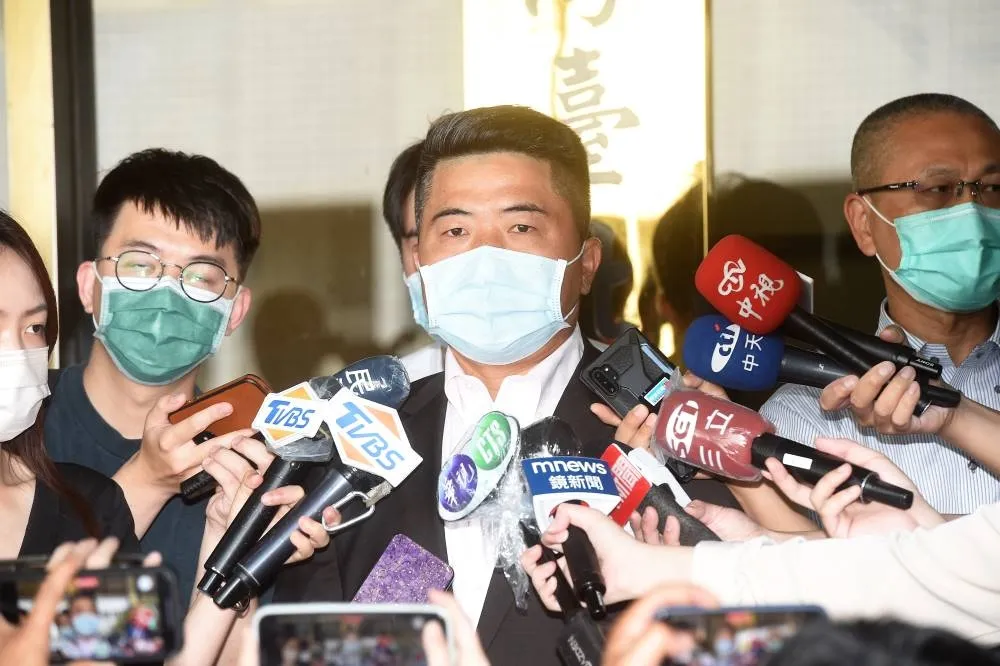 顏寬恒出庭諷「嗯哼保衛戰」　周玉蔻反批：趁我居隔裝模作樣