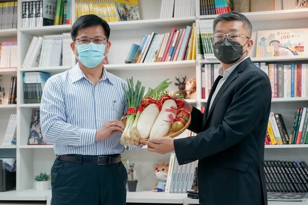 蔡其昌市政請益之旅首站拜會林佳龍　一小時後突自主防疫