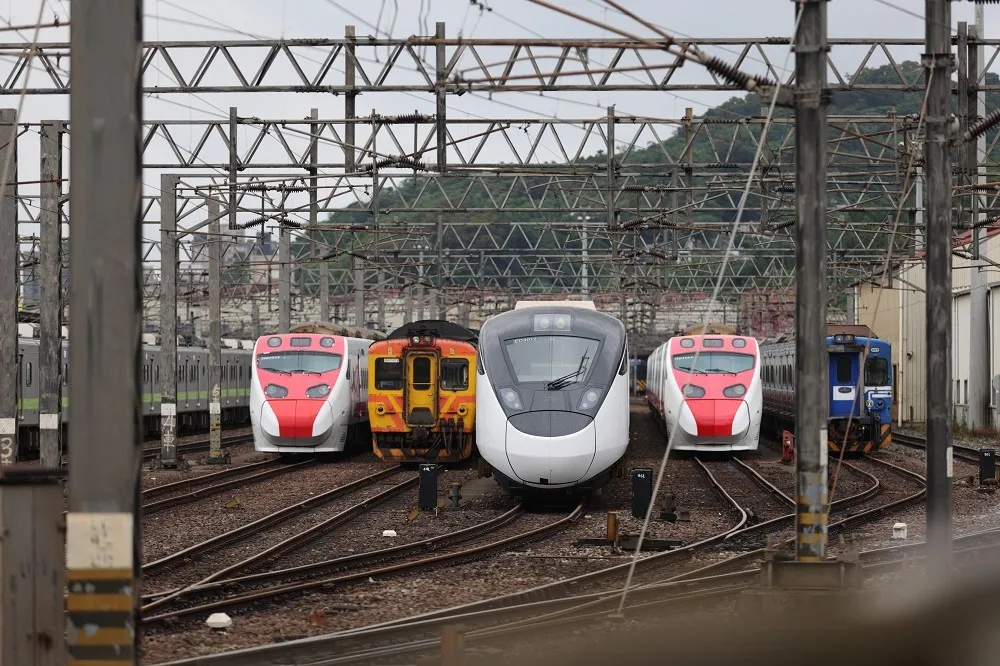 【台鐵五一停駛】716班「類火車」應戰　王國材視察遭嗆「溝通不是用鬥嘴」