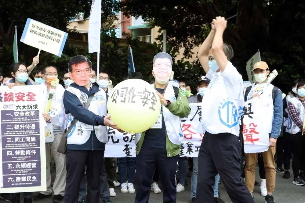 【圖輯】台鐵產工勞動節上街怒吼6大訴求！　要政府別裝死「盼不再有下個受害者」