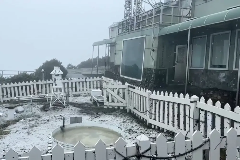 【有片】相隔11年　玉山降下「五月雪」達半小時