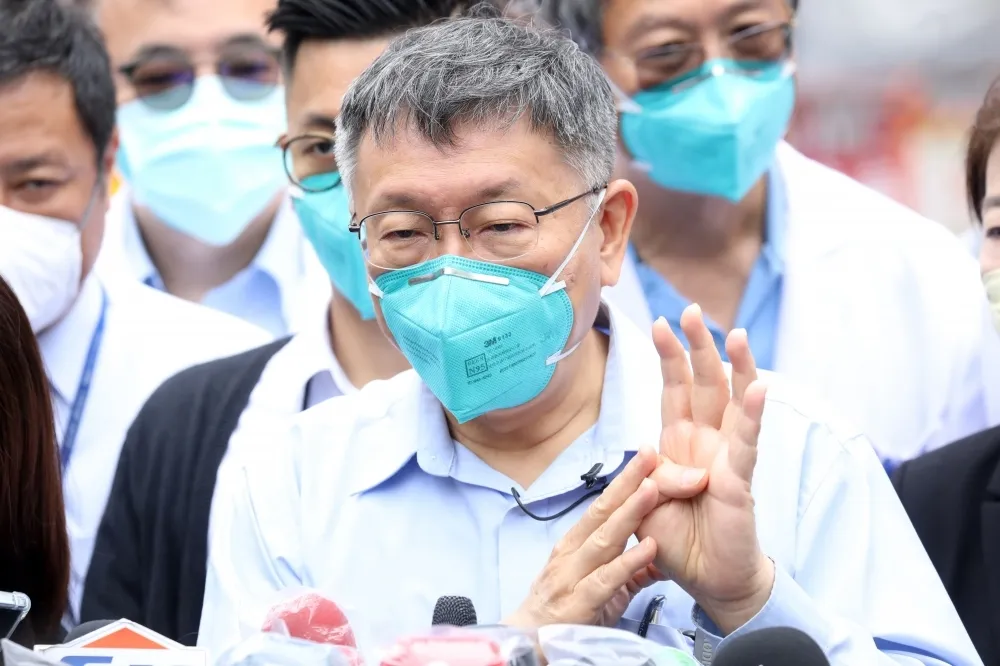 隨扈篩陽！柯文哲視察急喊卡「手刀PCR」　換黃珊珊代打