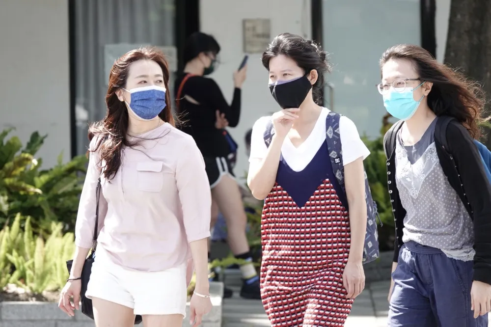 外套脫掉脫掉！新竹以南明飆30°C　東半部仍有雨「降肉」