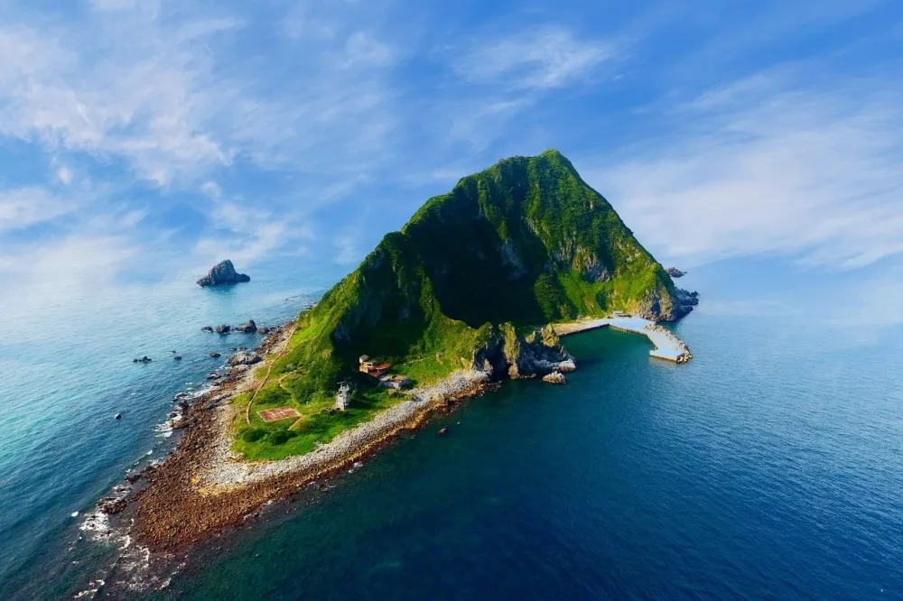 360 度零死角海景秘境！「台灣龍珠」基隆嶼開放至 10 月底　每日最多 1200 人登島