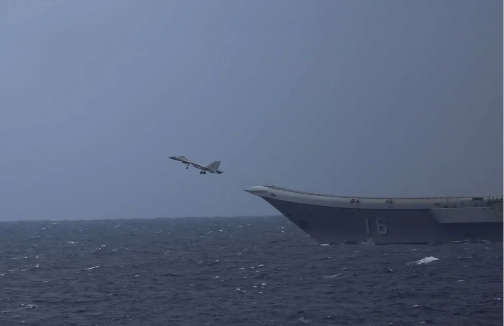 遼寧號戰機起降照曝光　日本護衛艦出雲號跟監