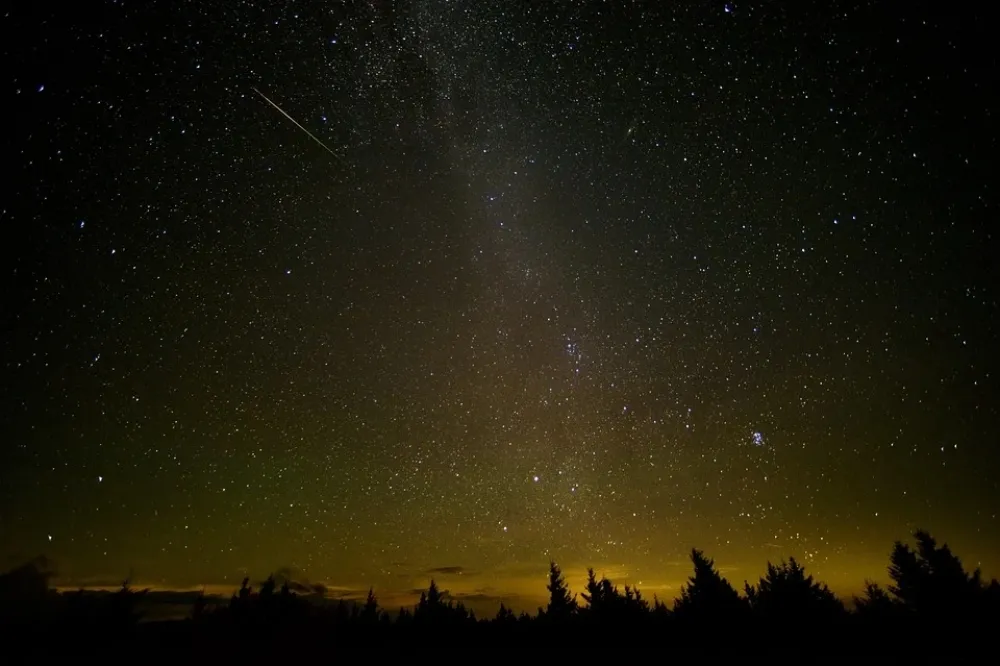 寶瓶座、武仙座流星雨最佳觀賞時間出爐！土星、火星東升同步點亮夜空　免出門也能看直播觀星
