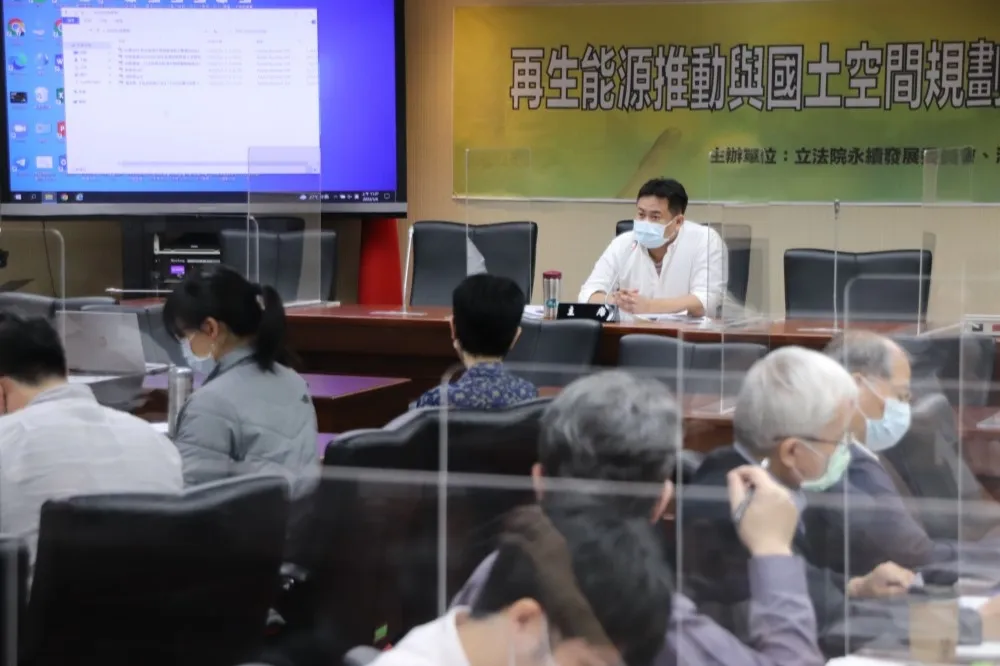 研擬再生能源發展策略　洪申翰籲納入國土空間規劃、最小化社會衝擊