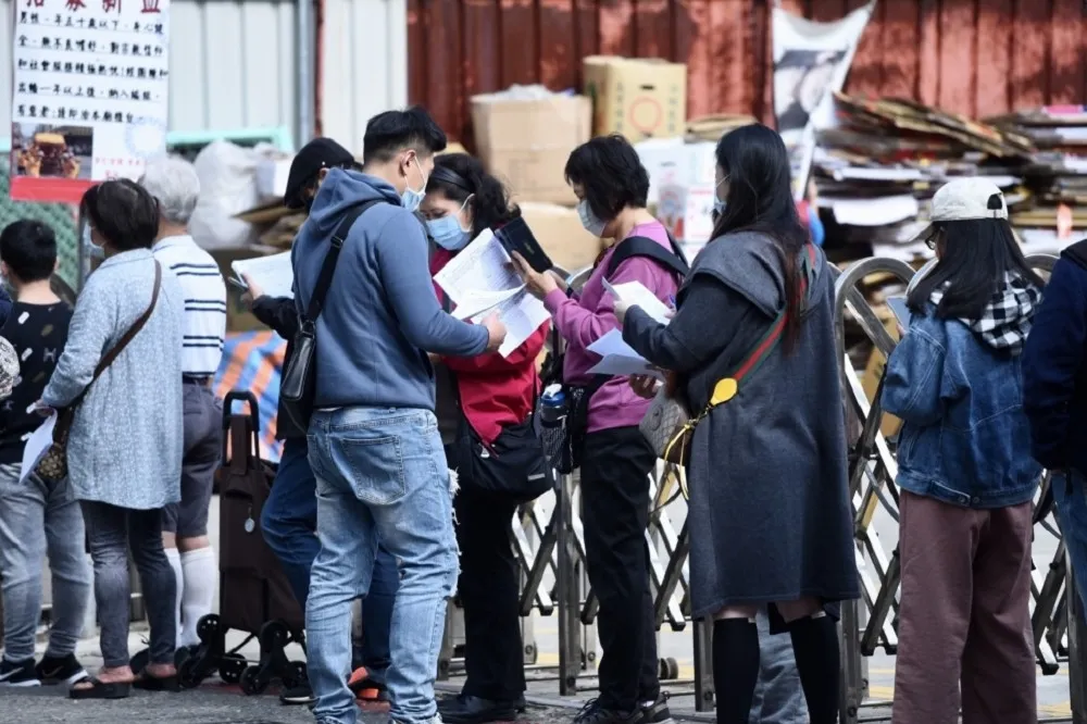 沒人力了！　女醫師向產險業吼：別再請確診者衝急診開診斷書了