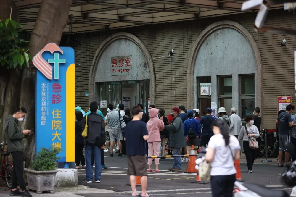 醫界措手不及！中央防醫療量能崩潰　要求提高專責病房
