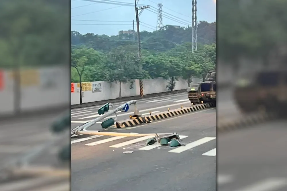 看傻！CM-11勇虎戰車又出事了　這次直接撞斷紅綠燈、開上分隔島