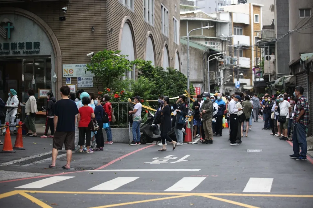 民眾塞爆醫院急診採PCR　亞東醫院長籲：輕症在家最安心