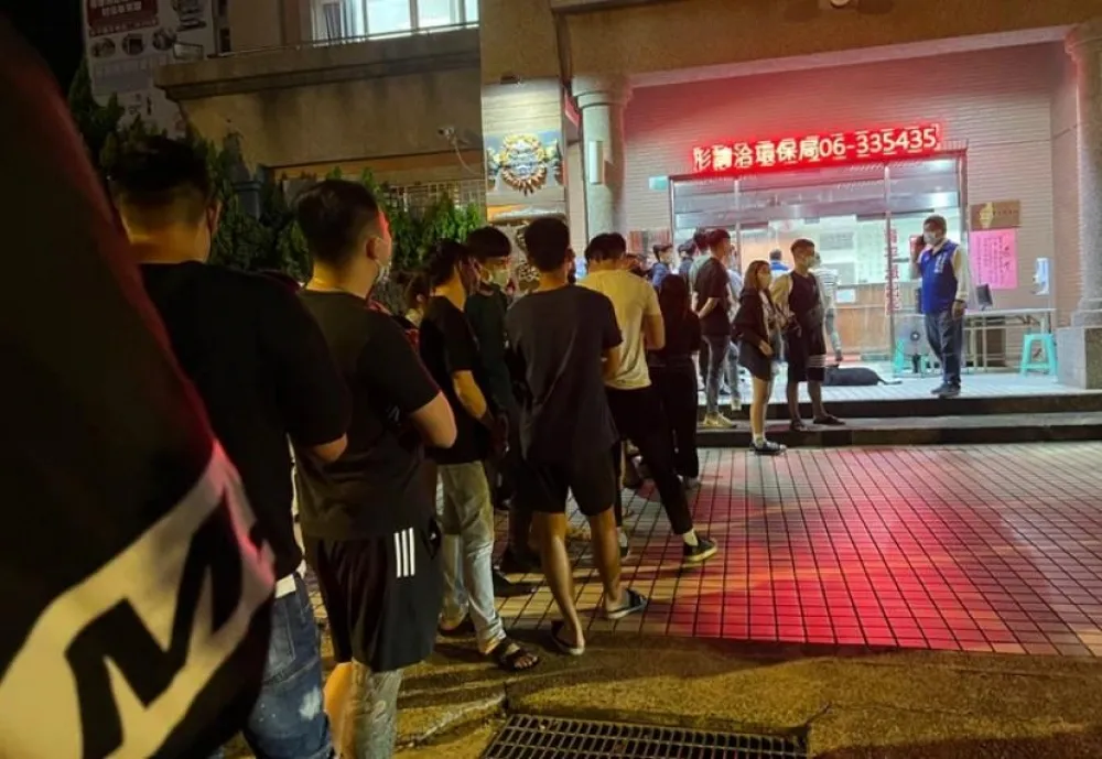 超跑男代操股票削1億落跑　受害者崩潰報警「人龍比買快篩長」