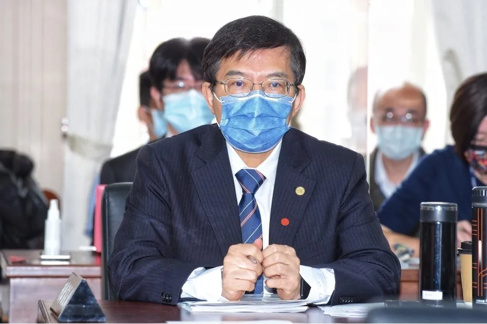 交通部長王國材同住家人快篩陽　緊急取消今日行程