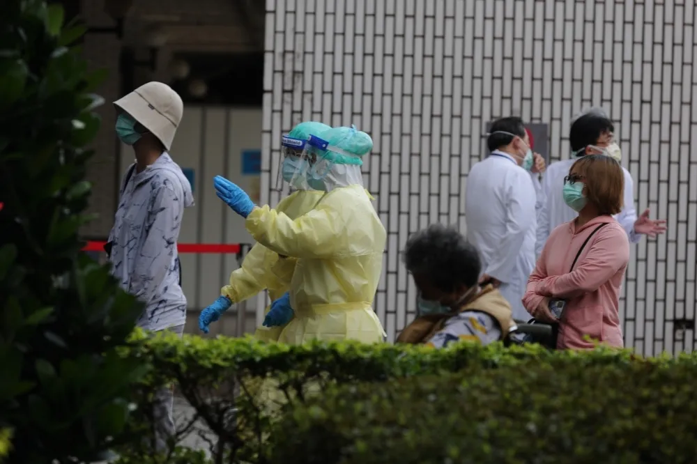 網傳「防護面罩預算63.9億，快篩僅5264萬」　指揮中心回應了